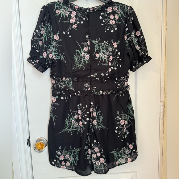 FRANCESCA’S ROMPER. MI AMI FLORAL RUFFLED SHORT ROMPER. LINED. EXCELLENT COND. - Picture 9 of 14
